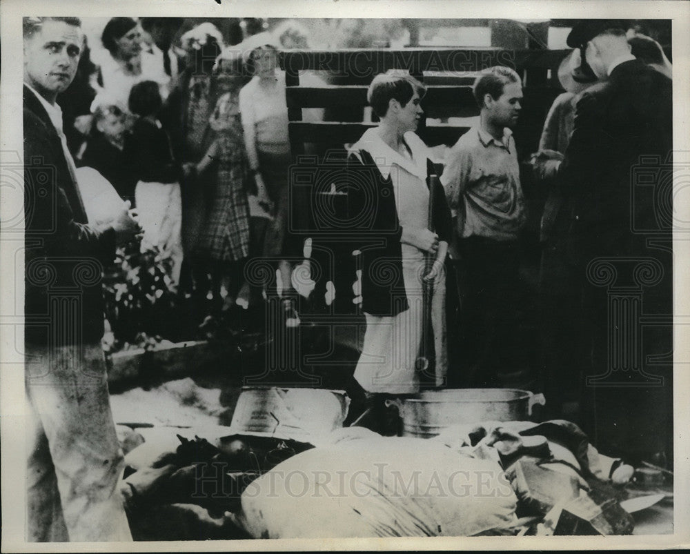 1934 Press Photo Mrs. Dorothy Byrd Holding A Sledgehammer Telling Police - Historic Images