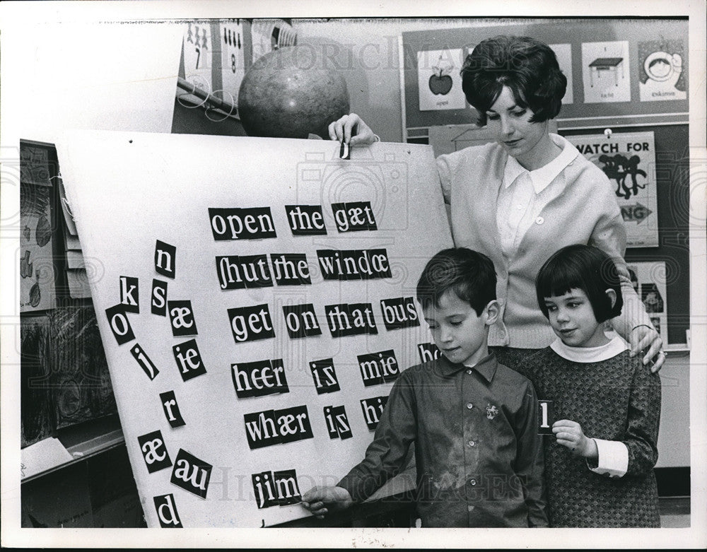 1957 Press Photo Mrs Edward Malc With Students Robert Griffin &amp; Susan Ruksenos - Historic Images