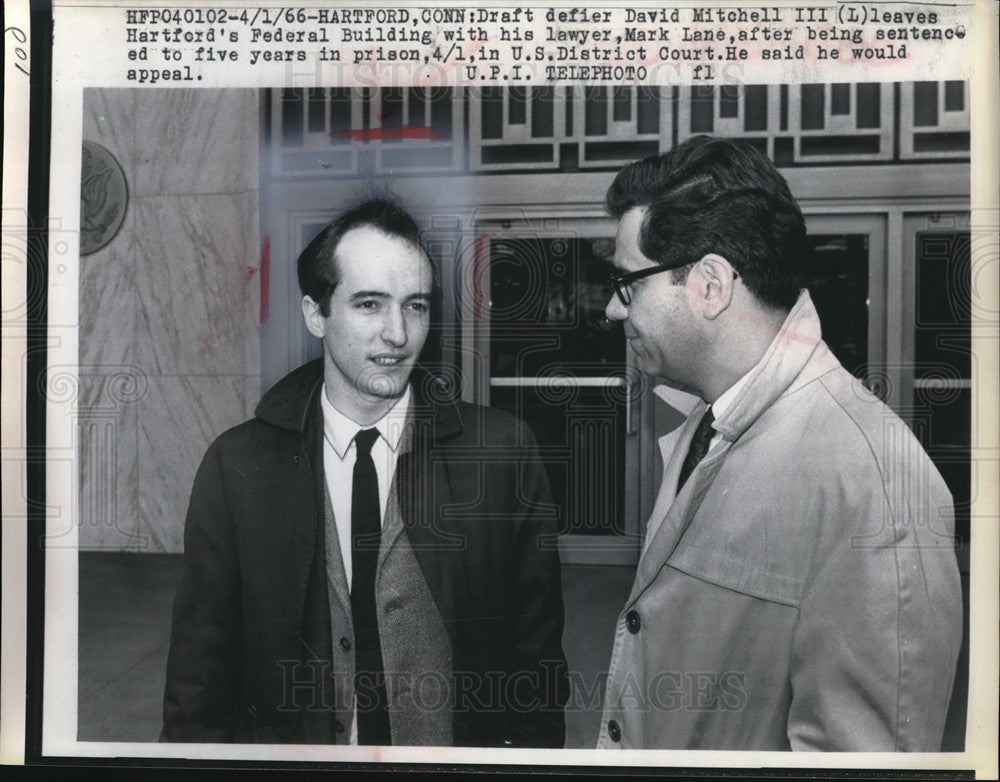 1968 Press Photo David Mitchell III Fed Building Lawyer Mark Lane - Historic Images