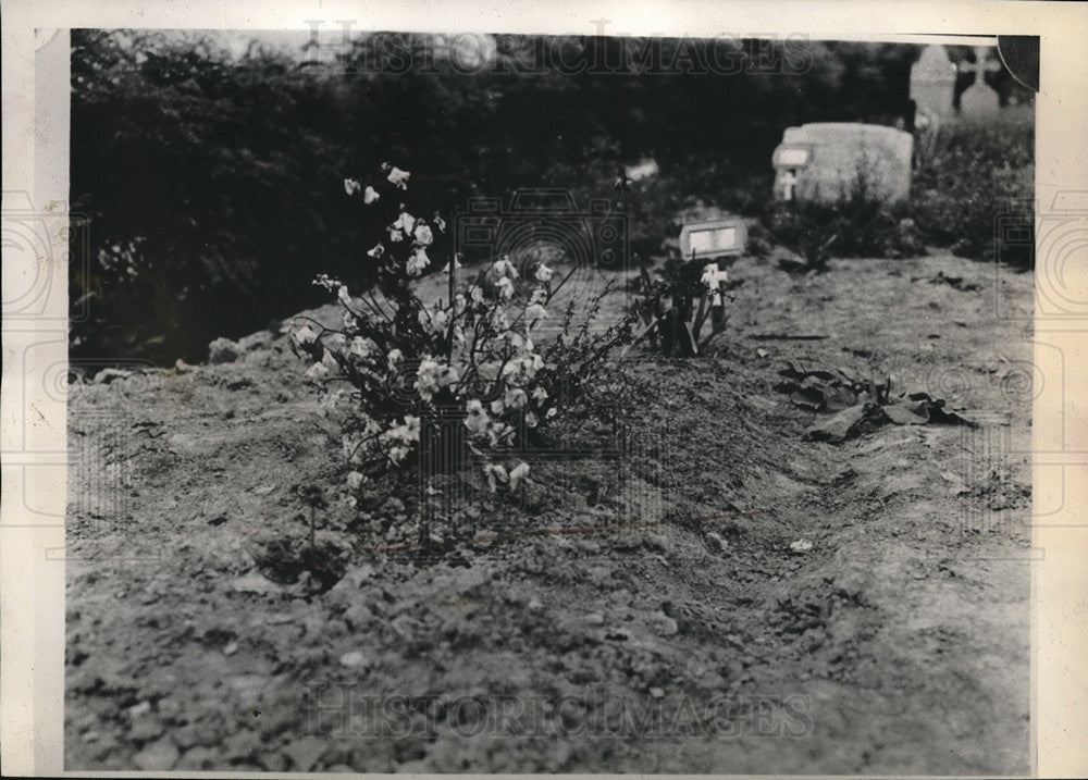 1938 Press Photo A grave of a unknown boy. - neb72728 - Historic Images