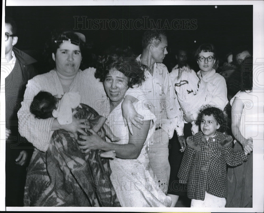 1955 Press Photo Mother Sobs After Baby is Carried to Safety Chicago Hotel Fire-Historic Images