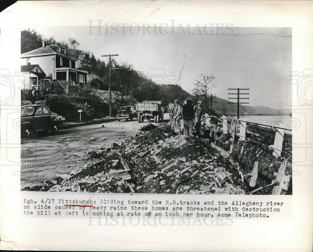 1948 Press Photo Heavy Rains Threaten Homes in Pittsburgh Near Allegheny River - Historic Images