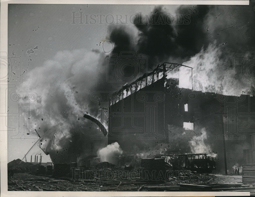 1939 Press Photo 8 Killed at Fire Destroys Calumet Grain Elevators in Chicago - Historic Images