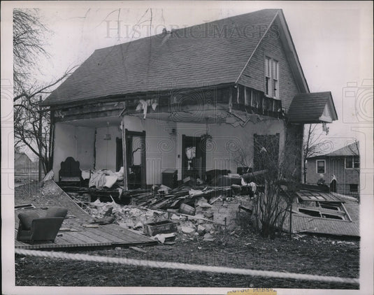 1948 Press Photo Gas Explosion Blew out 2 Walls in Chicago Home - Historic Images