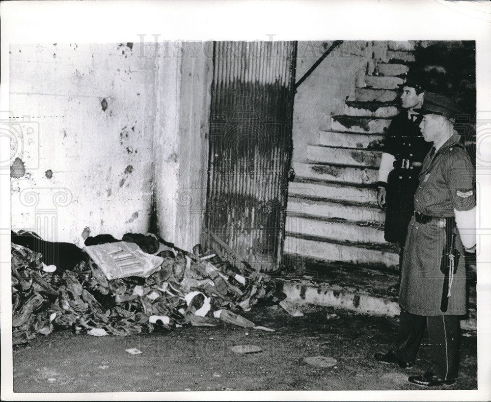 1968 Press Photo Police standing at the foot of a blood stained stairway-Historic Images