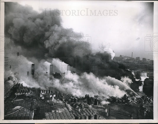 1948 Press Photo Firemen Fight Fire Socony Vacuum Plant In Cicero, IL - Historic Images