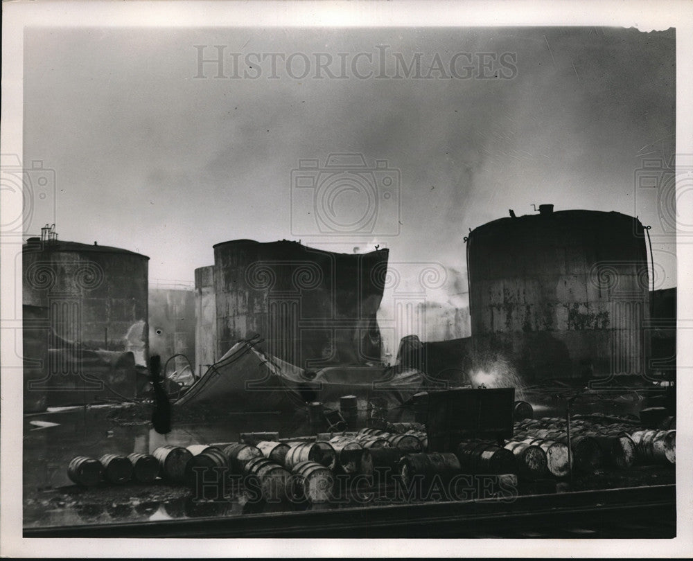 1938 Press Photo 18 Oil Tanks destroyed fire burned 12 hours 200,000 gallons oil-Historic Images