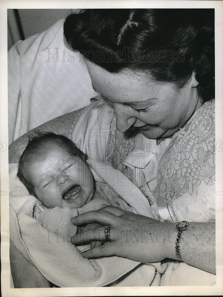 1944 Press Photo Mrs. J.R. Diemert Holding 4 Day Old Zilda Karen Diemert - Historic Images