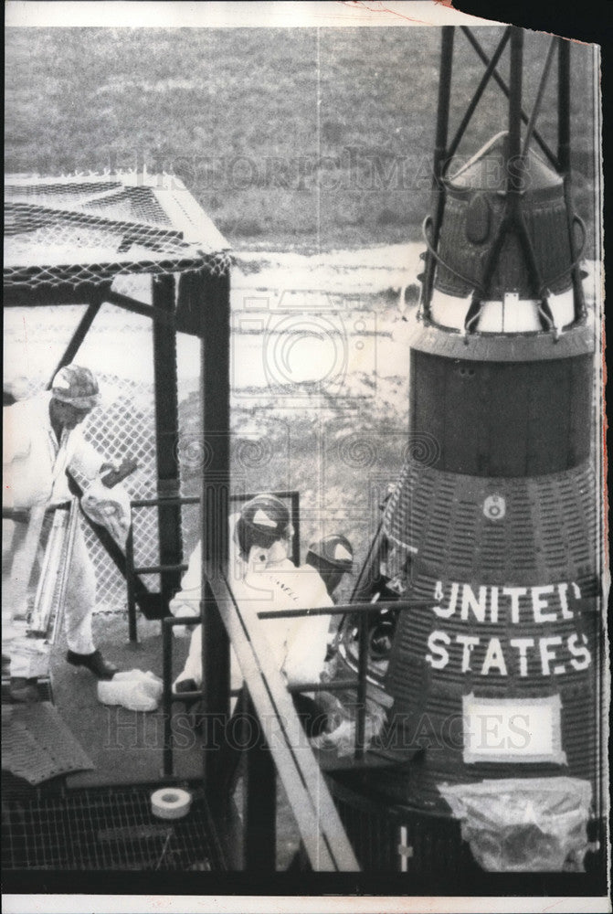 1962 Press Photo Mercury Capsule Workmen Continue Servicing & Checking - Historic Images