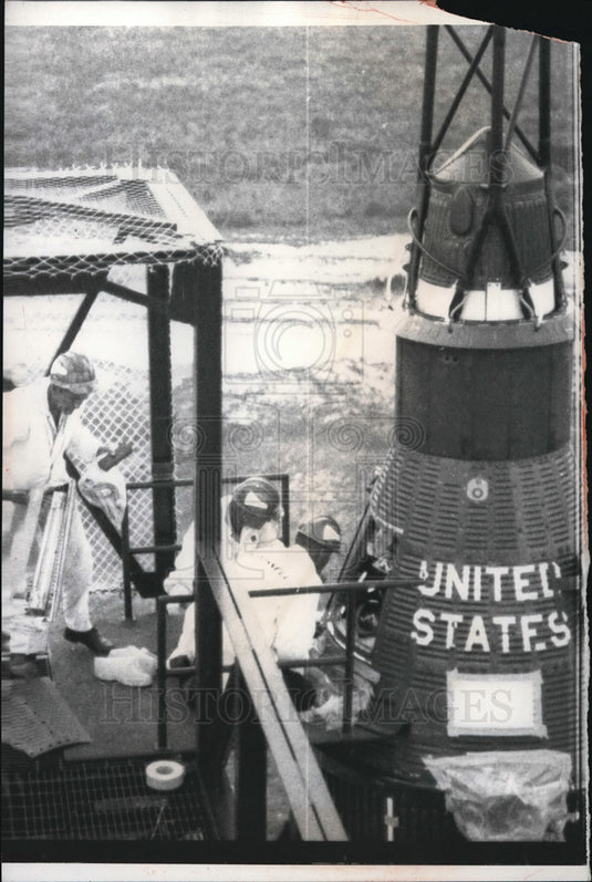 1962 Press Photo Mercury Capsule Workmen Continue Servicing & Checking - Historic Images