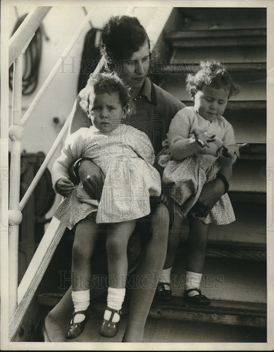 1929 Press Photo Twins Mary & Betty Gowdin with Mother Mrs. E. Gowdin - Historic Images
