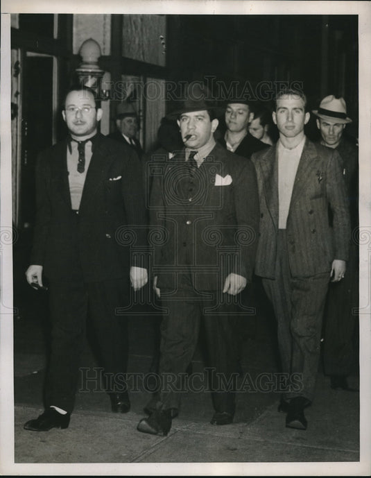 1938 Press Photo Nate Arnold as he passes through the hall - Historic Images