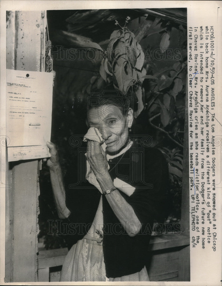 1959 Mrs Arechinga reading the eviction notice she received - Historic Images