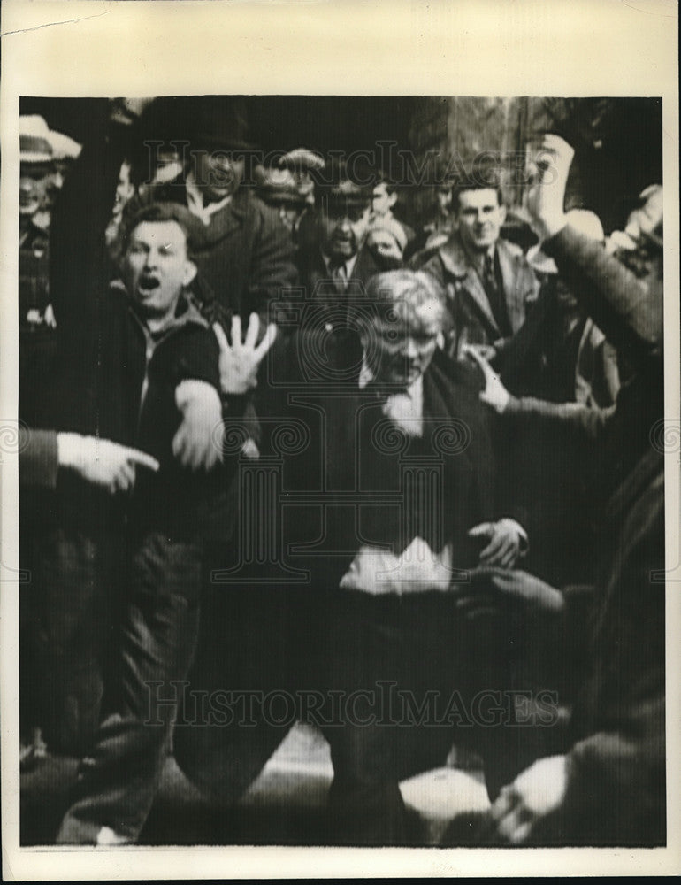 1937 Press Photo Farmers on strike in front of the Hershey Chocolate Company - Historic Images