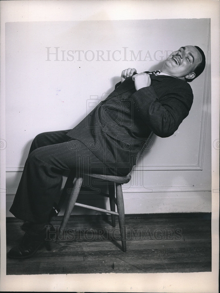 1945 Press Photo Man acting out being amused &amp; un self concious - Historic Images