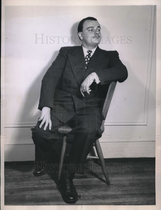 1945 Press Photo Man acting disdainful & full of himself - Historic Images