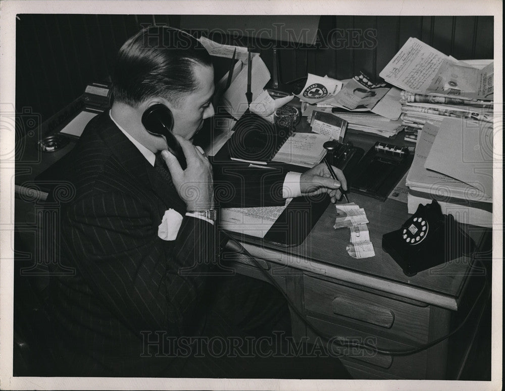 1949 Press Photo Police inspector Blackwell at his desk - neb73193-Historic Images