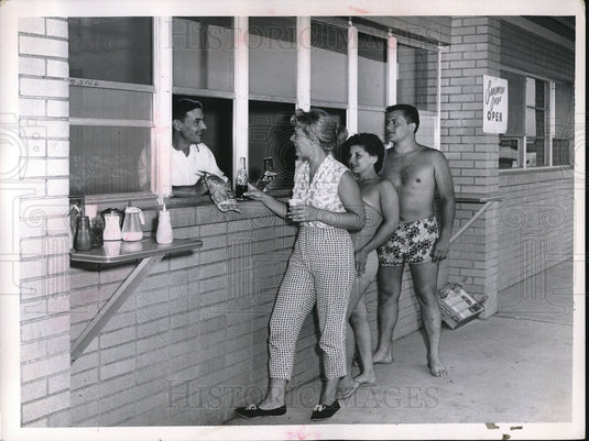 1960 Press Photo Edgewater Marina food store, N Mackis,Mrs Diamany,MA Kestrenck - Historic Images