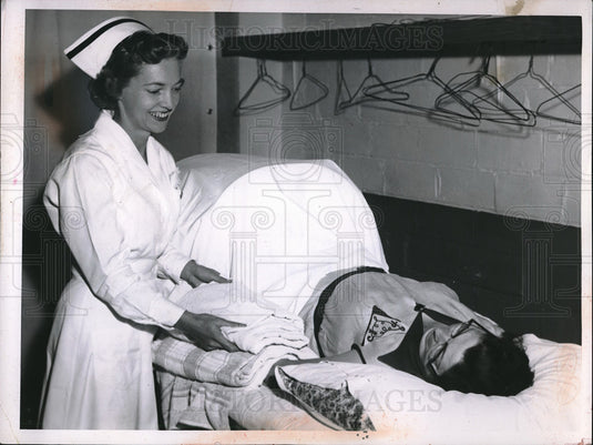 1956 Press Photo A nurse with a patient in machine called a Baker - Historic Images