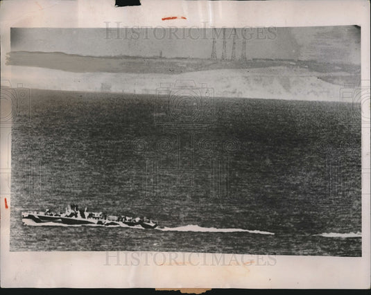 1940 Press Photo Ship In The Waters Near Beach-Historic Images