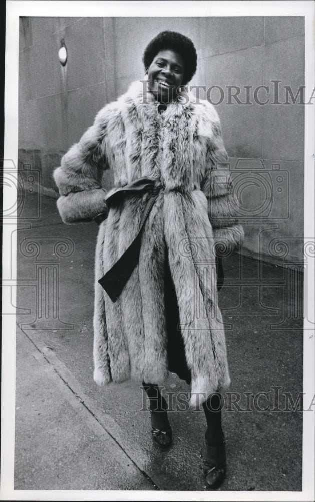 1975 Press Photo Vonzella Moffett model in a fur coat - Historic Images