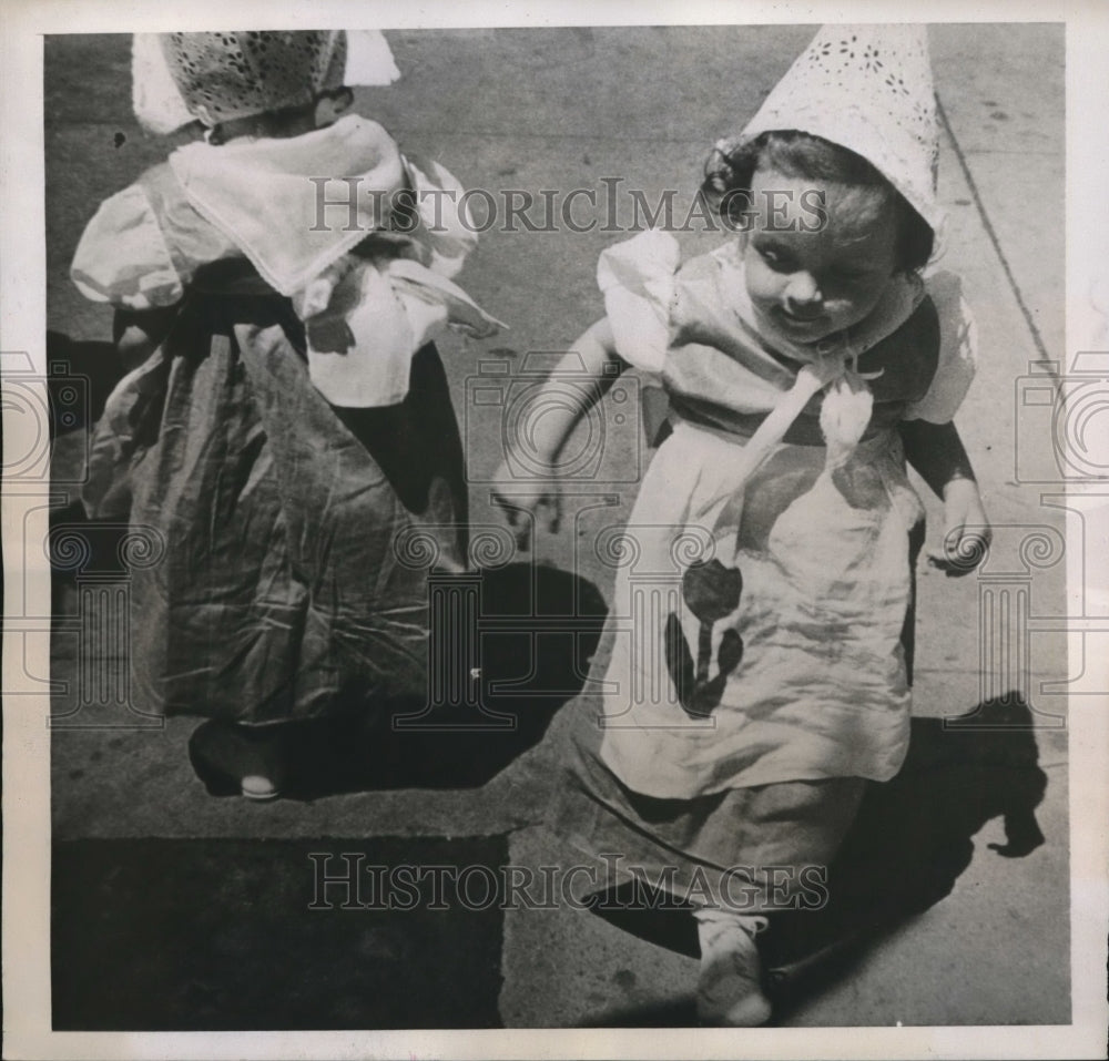 1939 Wash.D.C. Tulip Festival small girls in celebration  - Historic Images