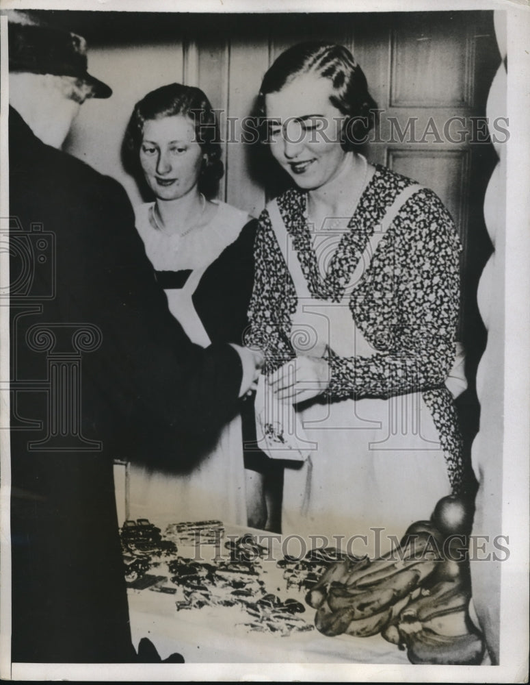 1935 Press Photo Sweden&#39;s Princess Ingrid at a charity bazaar - neb73363-Historic Images