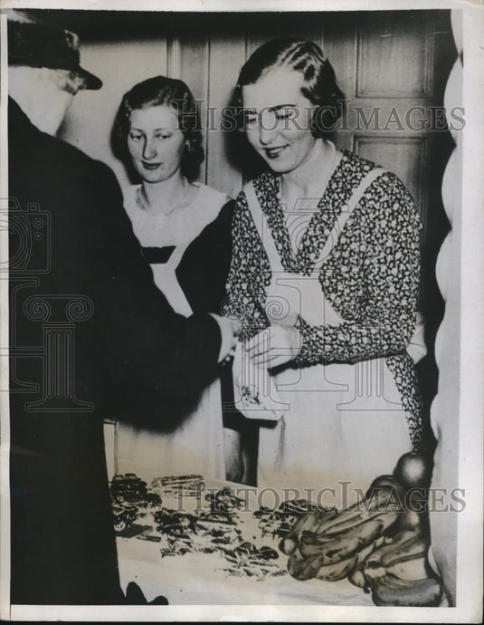 1935 Press Photo Sweden's Princess Ingrid at a charity bazaar - neb73363-Historic Images