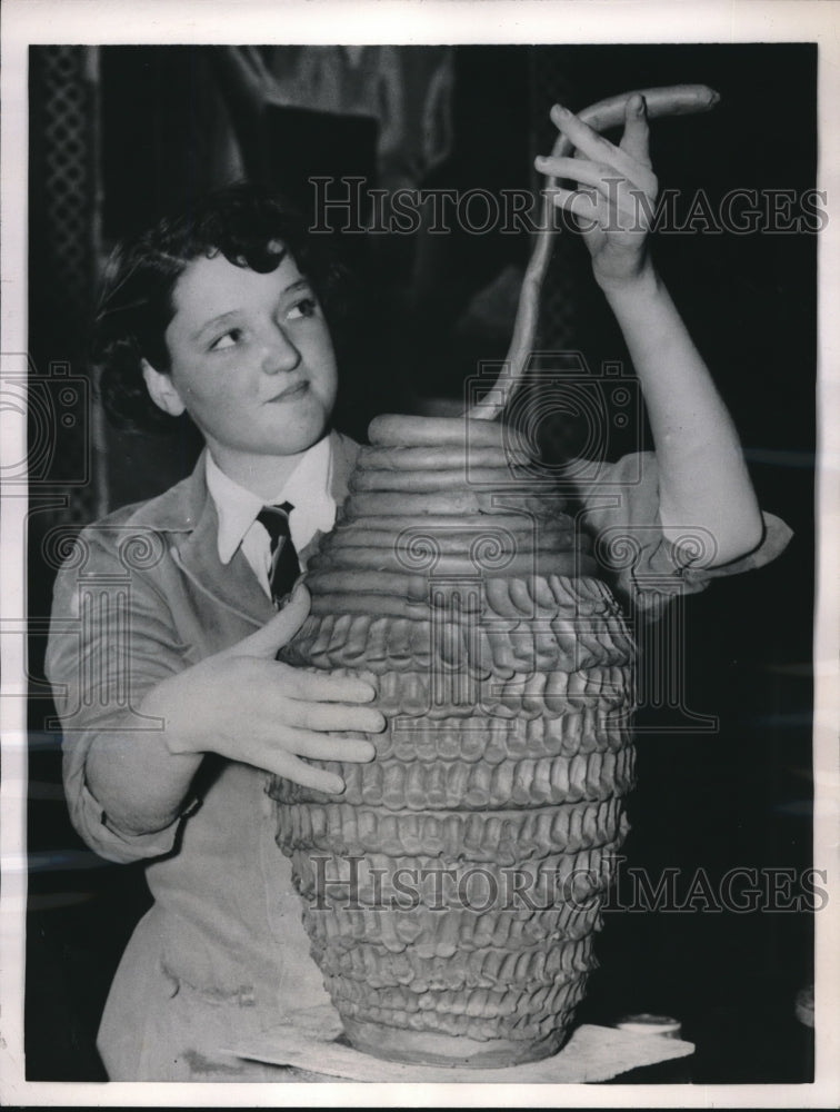 1957 Sandra Meredith Works With Red Clay Pottery - Historic Images