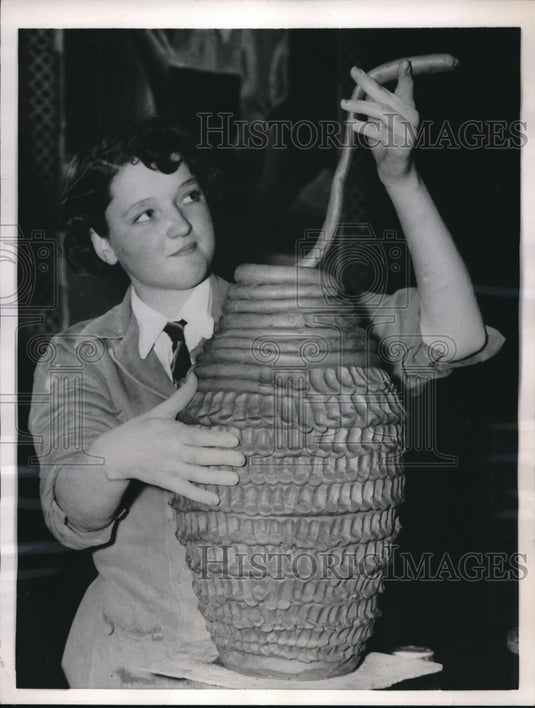1957 Sandra Meredith Works With Red Clay Pottery - Historic Images