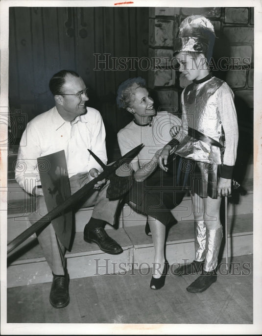 1953 Press Photo Mr. & Mrs. Farwell Webb and George Arter of play production - Historic Images