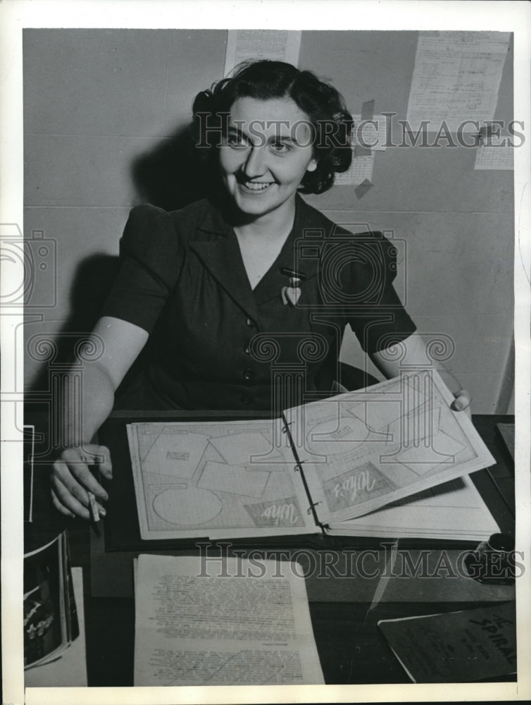 1941 Press Photo Roberta Wilson, Editor in Chief of 1942 Lexerd yearbook - Historic Images