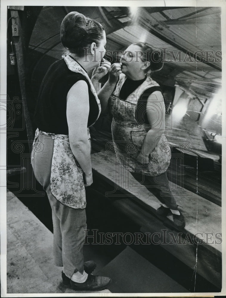 1961 Press Photo Esther Latimer Checks Her Makeup In Reflection On Drum - Historic Images