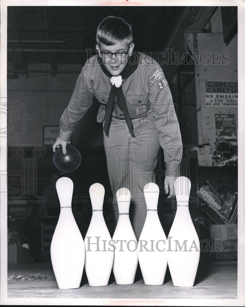 1968 Press Photo Wayne Balzer, inspects Goodwill Toy Dept. &amp; does some bowling - Historic Images