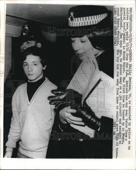 1971 Press Photo Philip Davison Escorted As Her Arrives In London From The US - Historic Images