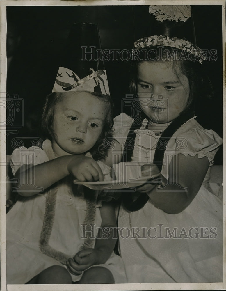 1938 Press Photo Barbara Dempsey and Sister Joan Birthday Cake - Historic Images