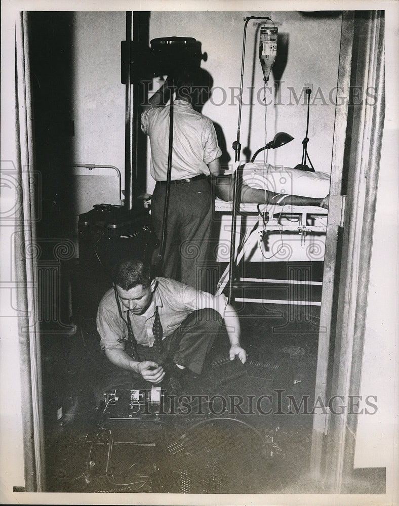 1952 Press Photo Brooks Honeycutt in an operating room - Historic Images