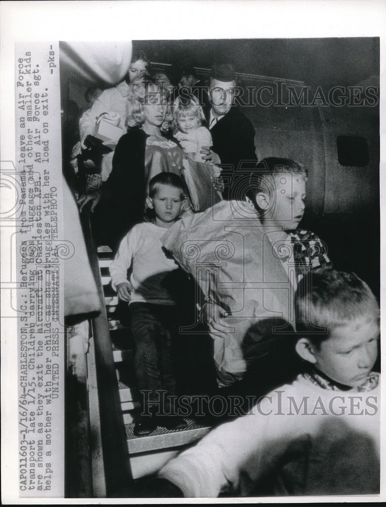 1964 Press Photo Charleston, S.C. refugees from Panama at AFB - neb73729 - Historic Images