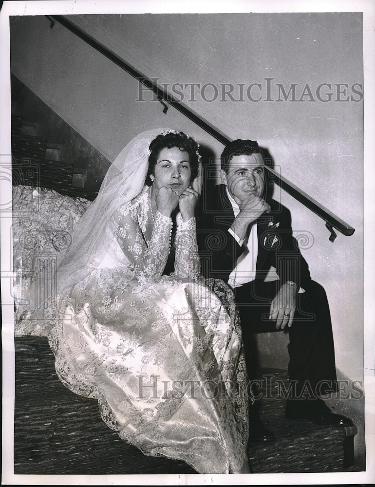 1955 Press Photo NYC, newly weds Robert Butler &amp; Mae Piazzea at Hotel NYer-Historic Images