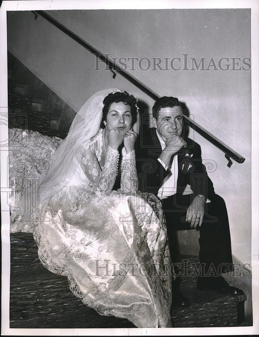1955 Press Photo NYC, newly weds Robert Butler & Mae Piazzea at Hotel NYer-Historic Images