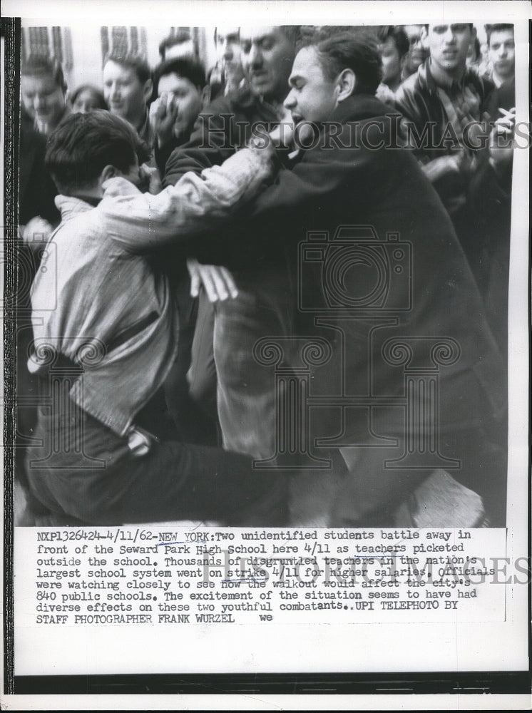 1962 Press Photo students fight as teachers picket Seward Park High School - Historic Images