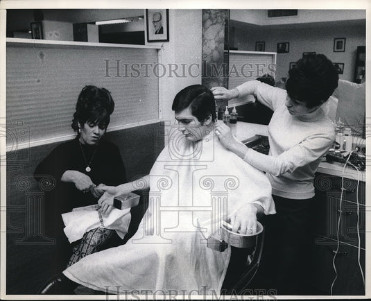 1969 Press Photo Nina Giuliano Styles a Man's Hair in New York - neb73834 - Historic Images