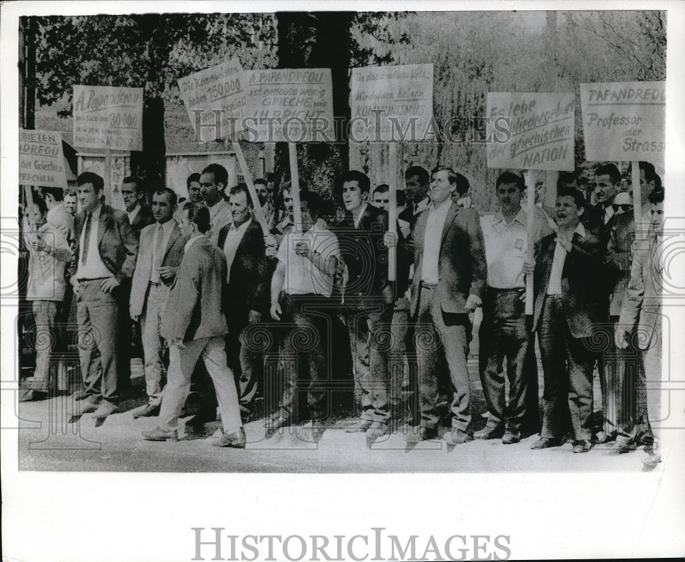 1968 Press Photo a group of pro-junta Greek workers demonstrating - Historic Images