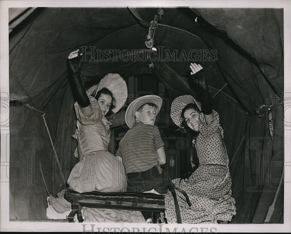 1938 Press Photo Dolly Dorritie,Barney Sharkey,May Domtie for Boys Atheltci Leag - Historic Images