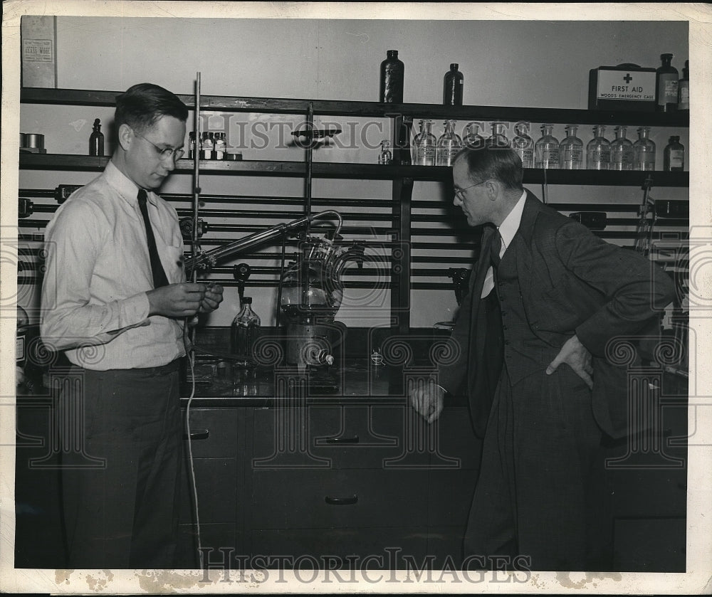1945 Press Photo Wm DeJong research chemist at Maytag &amp; TR Smith-Historic Images