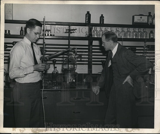 1945 Press Photo Wm DeJong research chemist at Maytag & TR Smith-Historic Images