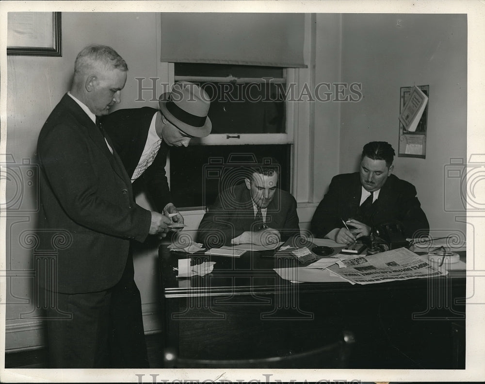 1938 Press Photo Columbus, OH, Officials Count Strike Votes in Street Car Issue - Historic Images