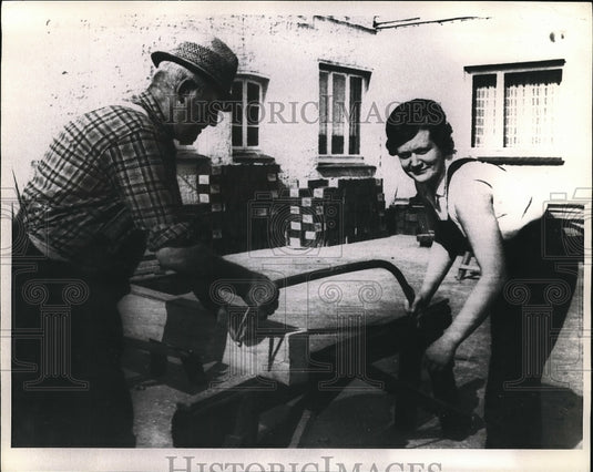 1971 Press Photo Miss Edelgard Droste Helps Father in His Business - neb73878 - Historic Images