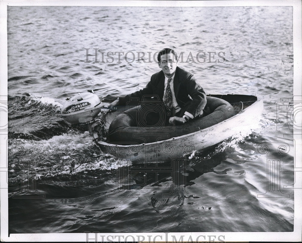 1955 Press Photo Auto Repairman Joe Acton with a boat made from Ford Fenders-Historic Images