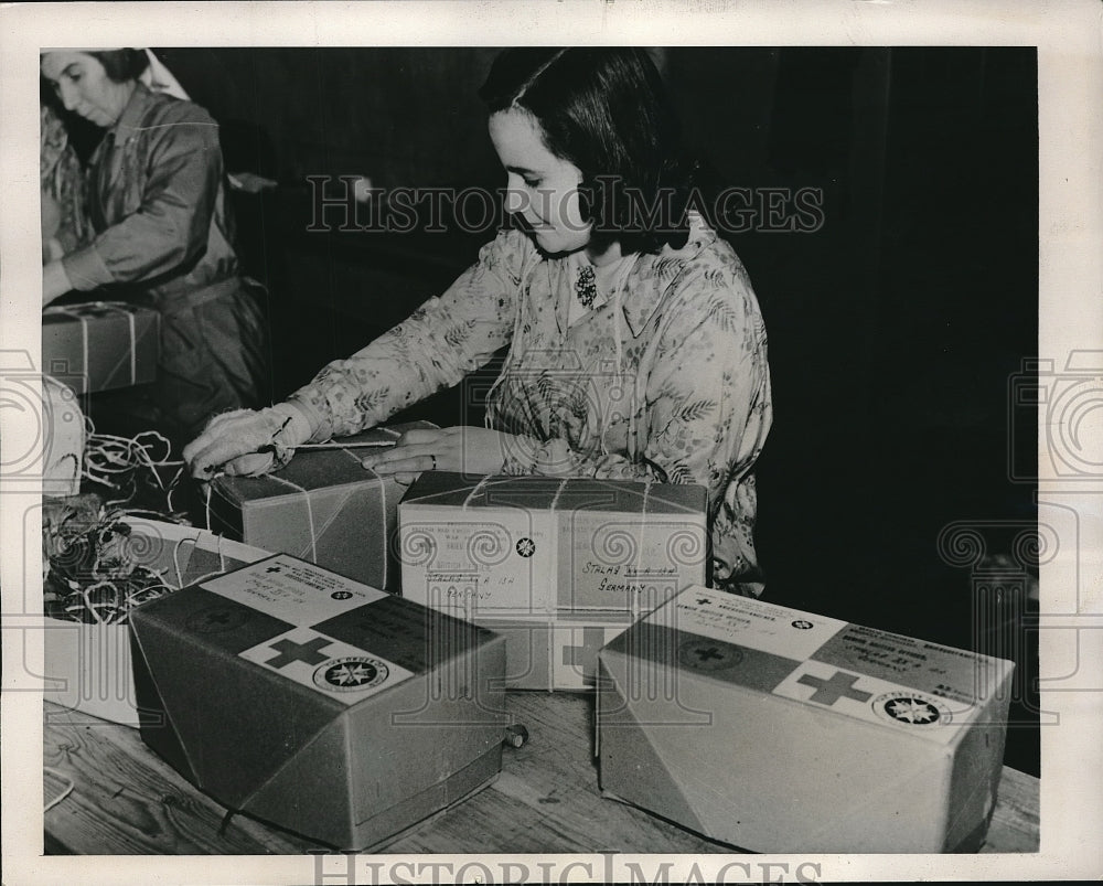 1940 Press Photo British Red Cross in Elgland Prisoner Parcels for Christmas - Historic Images